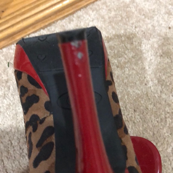 Candie’s Leopard Print Pumps with Red Patent Trim - Picture 4 of 5